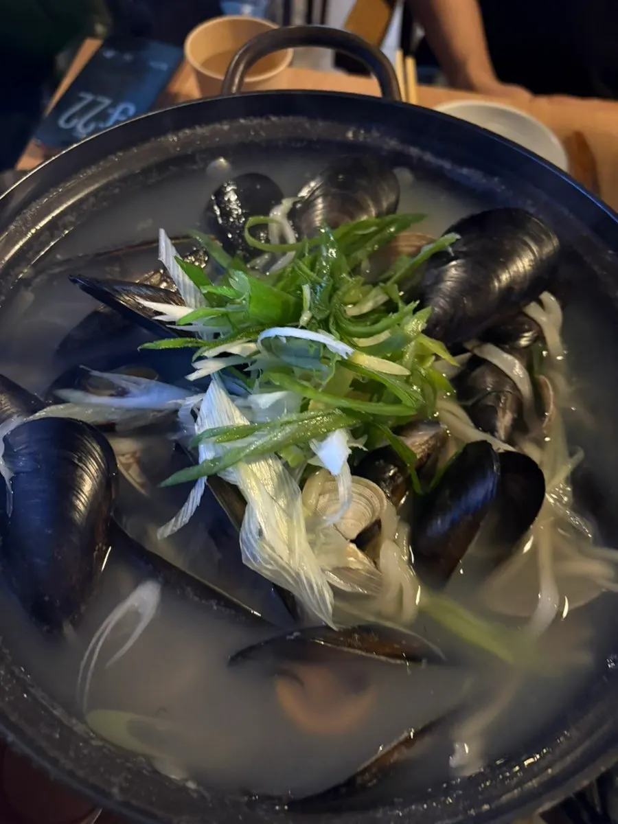 단품 해산물과 술이 놓인 테이블