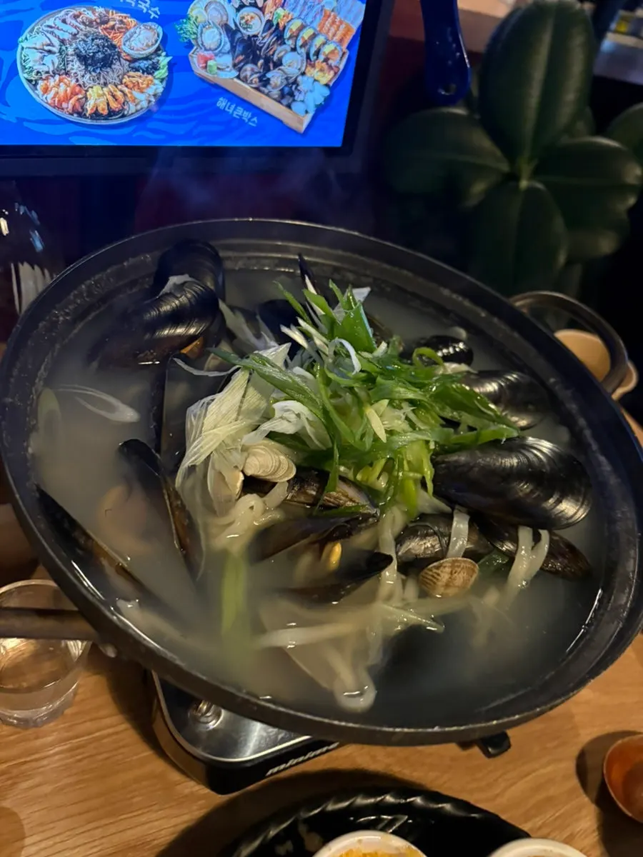 조개와 홍합이 가득한 해물칼국수