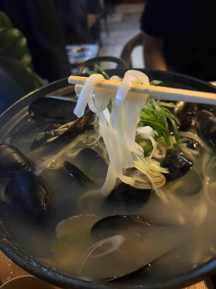 끓고 있는 해물칼국수 냄비