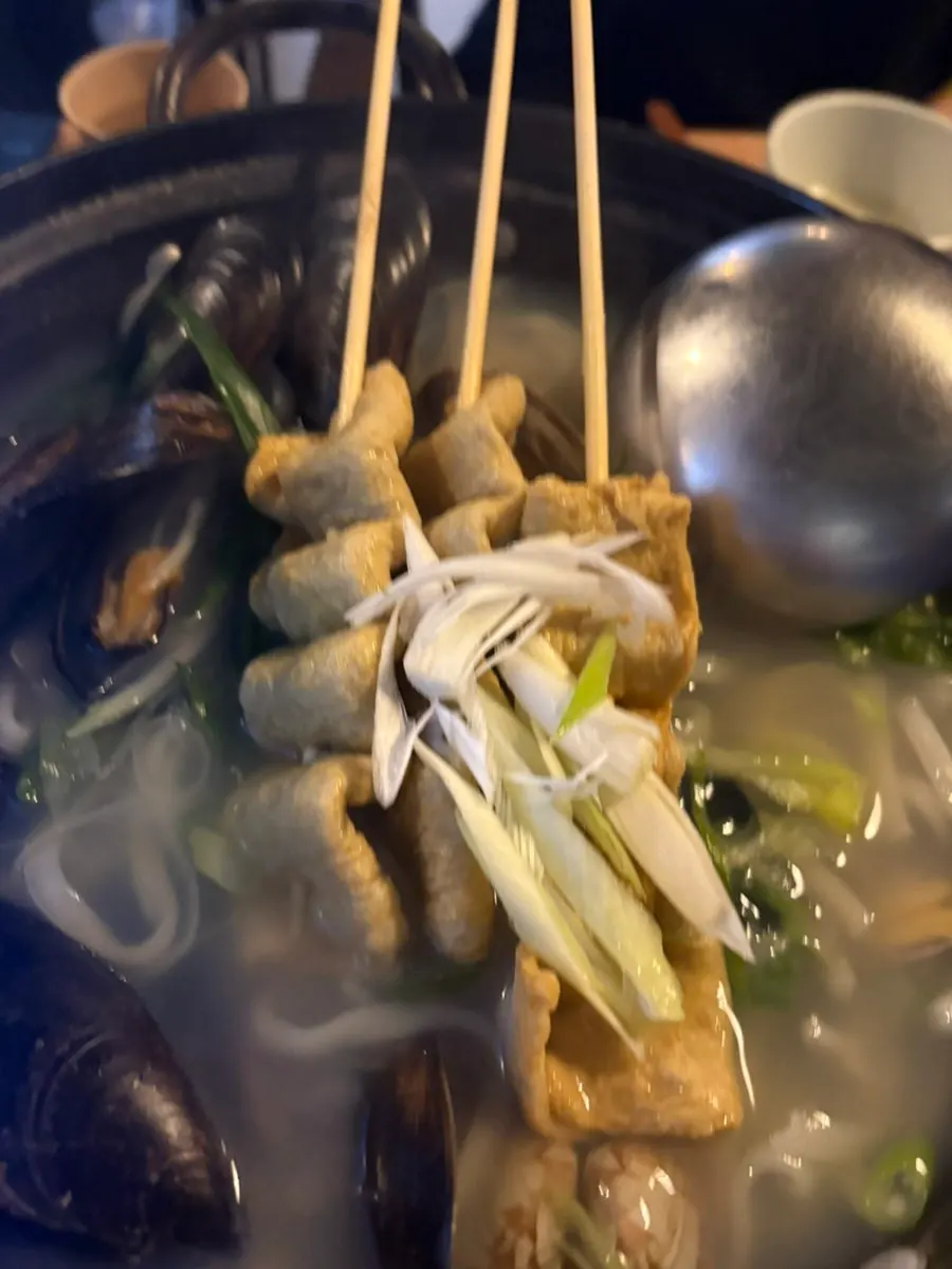 칼국수 면을 건져 올린 모습