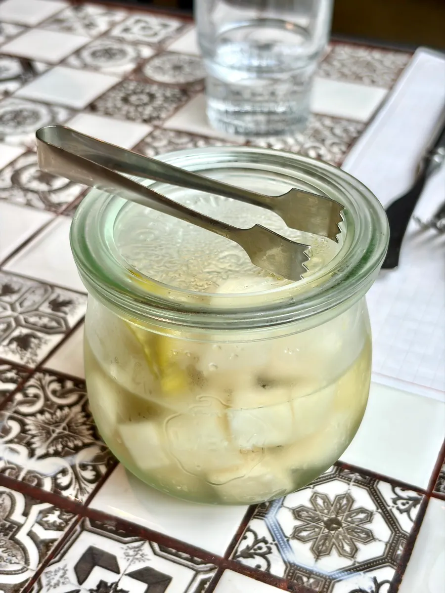 해산물 토마토 파스타와 수제 무피클