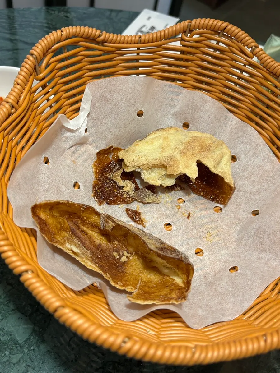 중식당 메뉴를 살펴보는 장면
