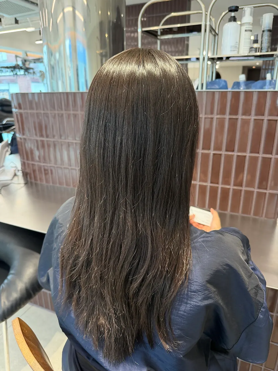 Designer Hyunbin consulting on hair condition