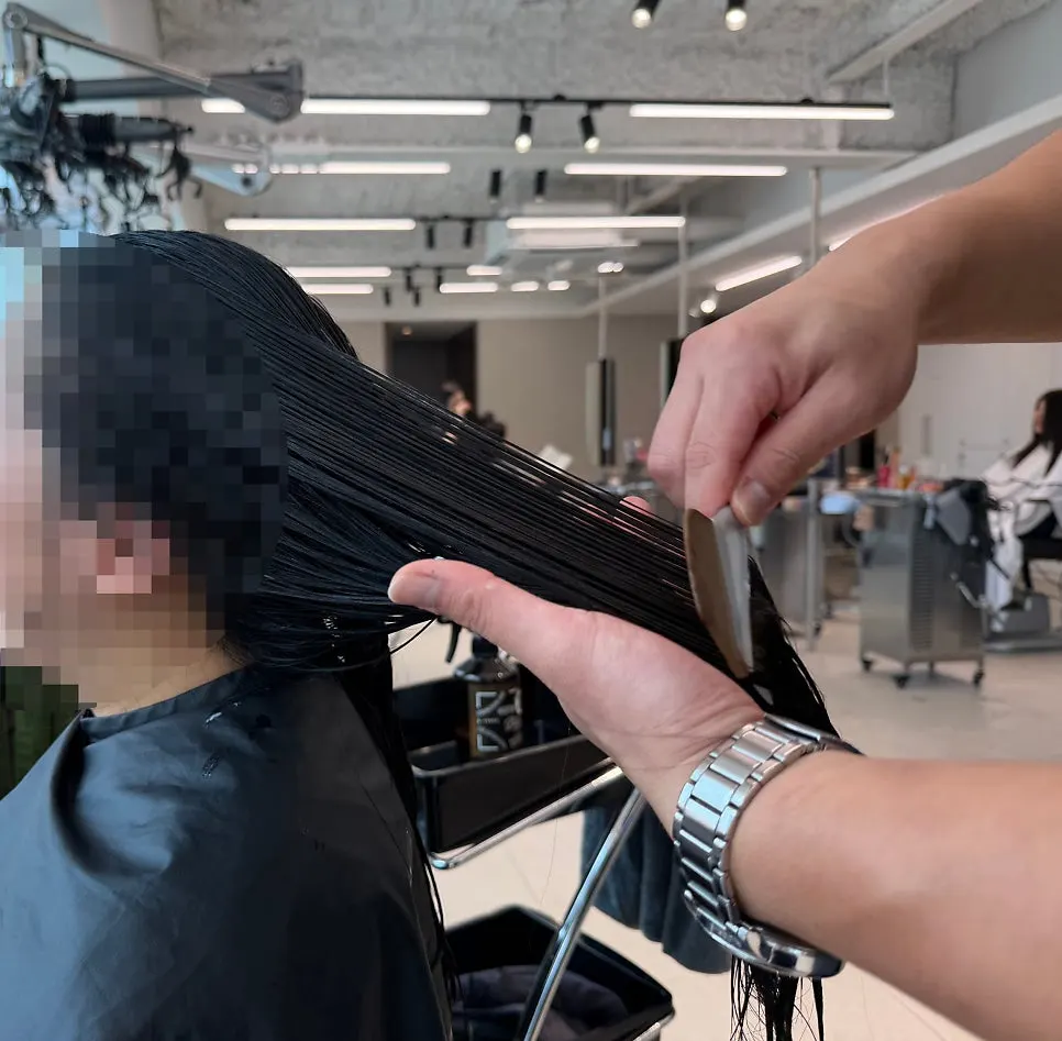 Applying products during the step-by-step hair clinic