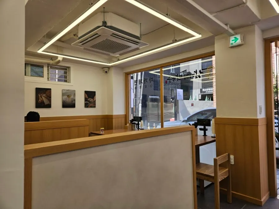The bar table for solo diners at Sammiri Makguksu