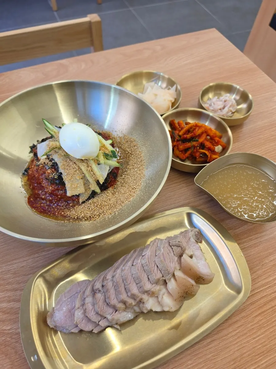 A plate of basic side dishes at Sammiri Makguksu