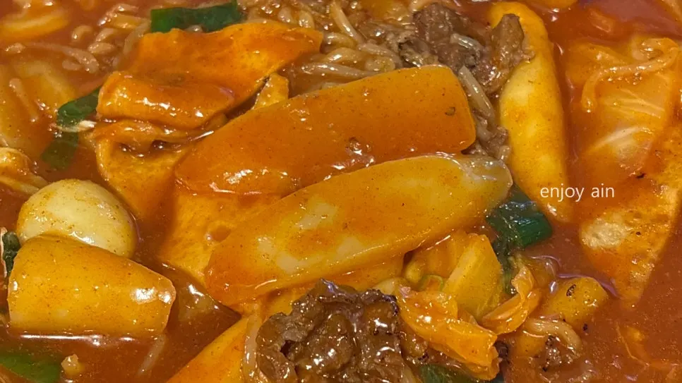 Spicy fire tteokbokki and crown daisy fritters