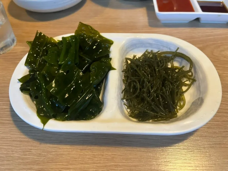 Basic side dishes of seaweed stem and chewy seaweed salad