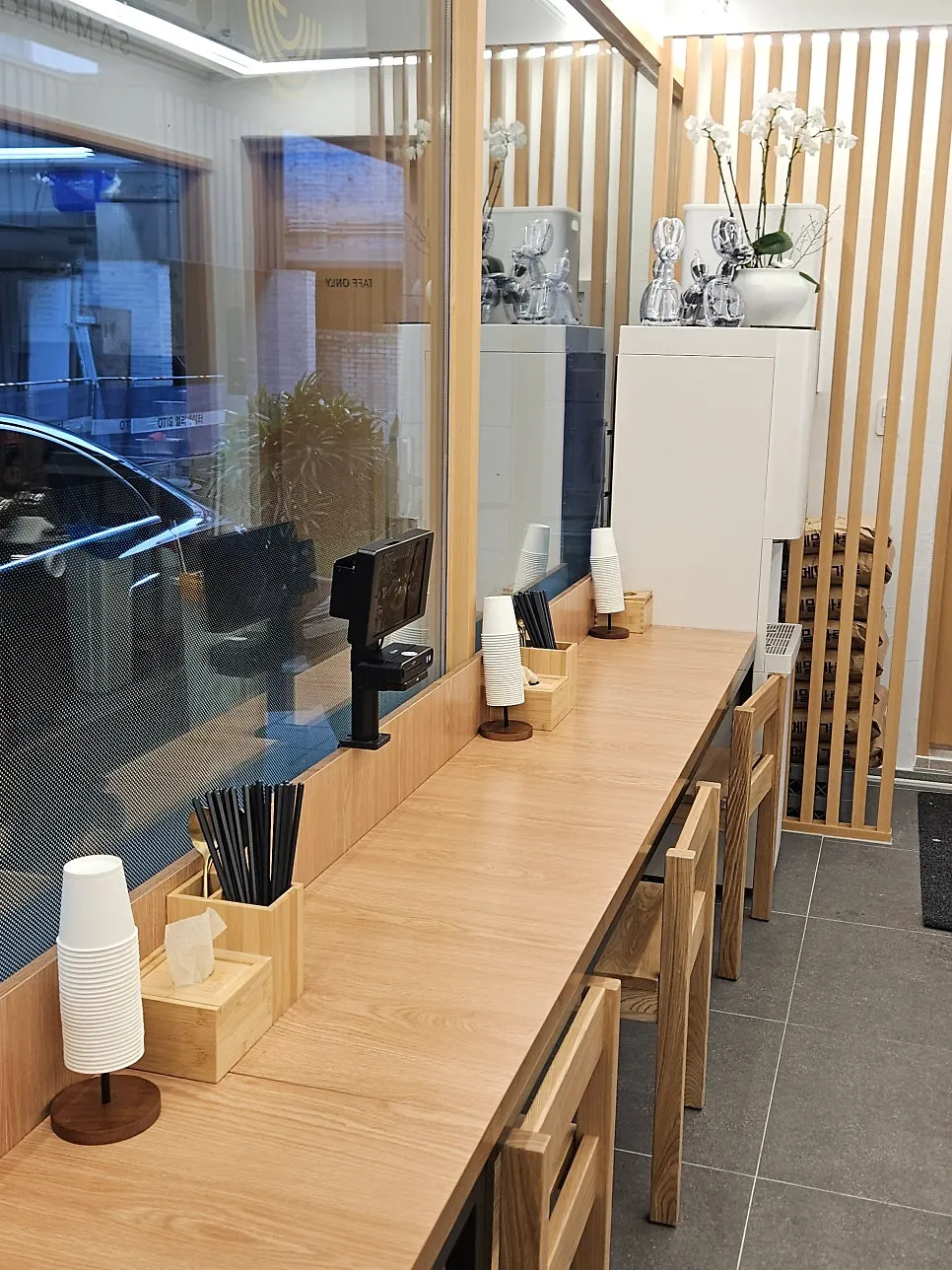 Tidy interior of Sammiri Makguksu