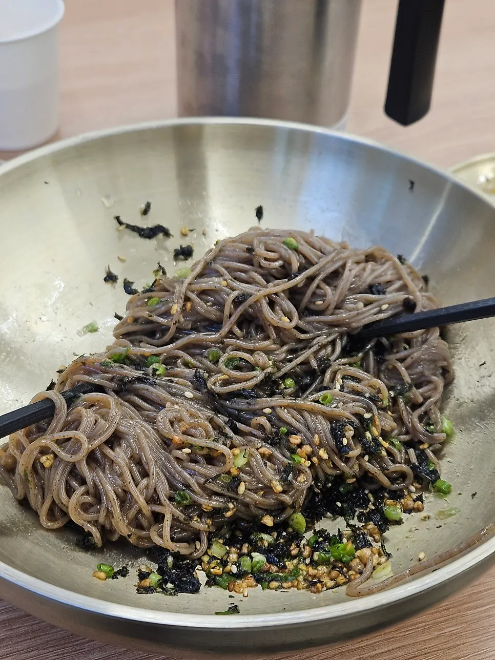 Lifting up the noodles of perilla-oil makguksu