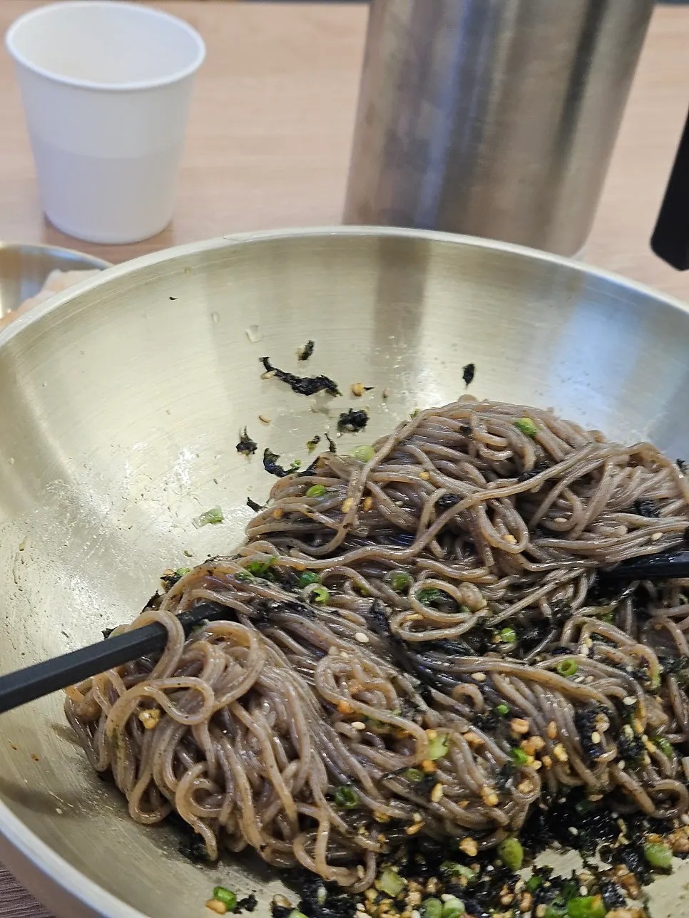 Mixing the perilla-oil makguksu