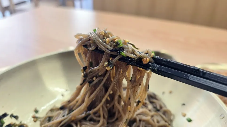 Well-mixed perilla oil makguksu