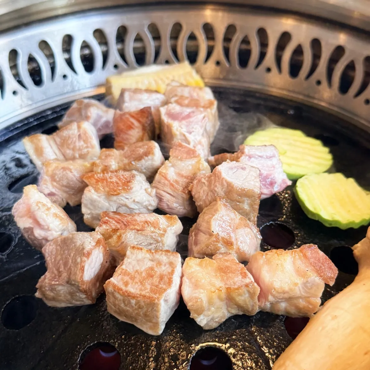 다양한 소스와 기본 반찬 상차림