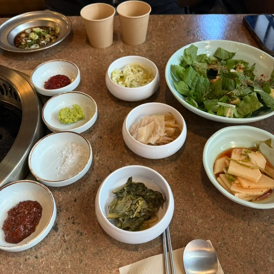 예약 테이블에 준비된 밑반찬