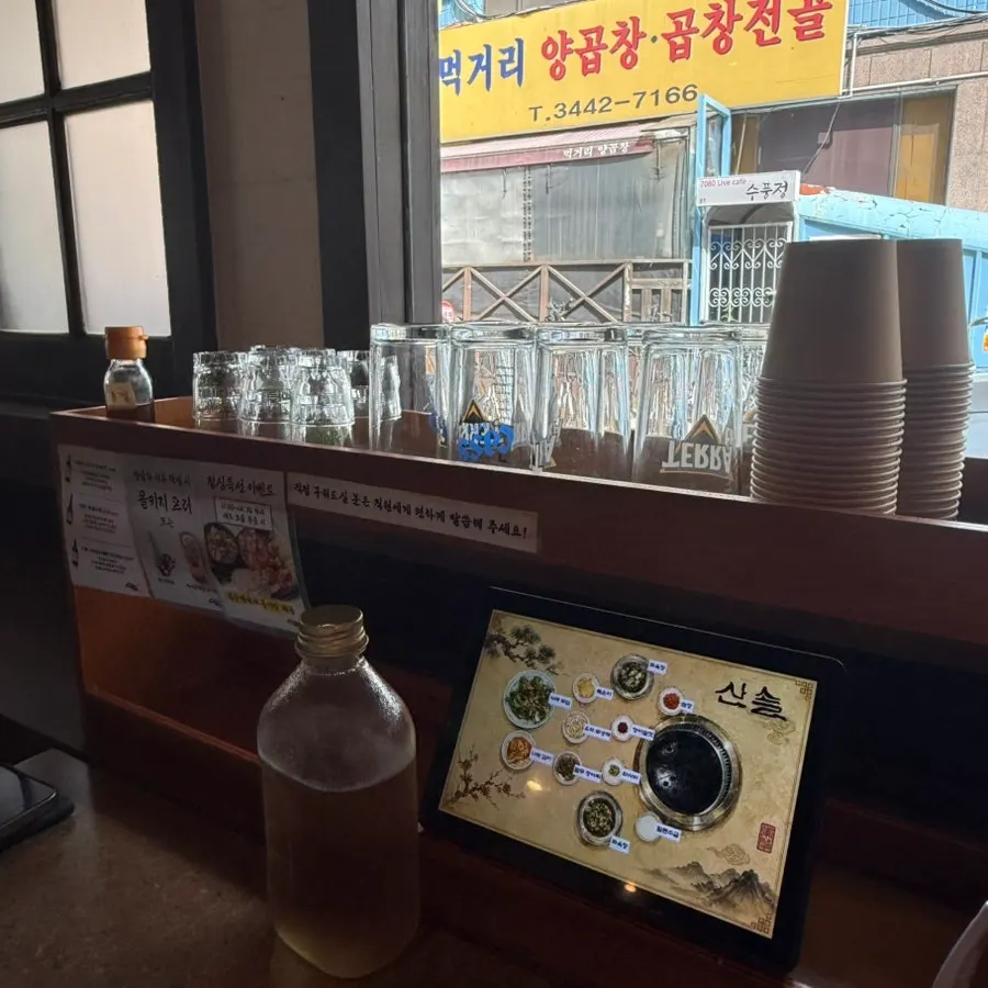 테이블에 넉넉히 준비된 잔