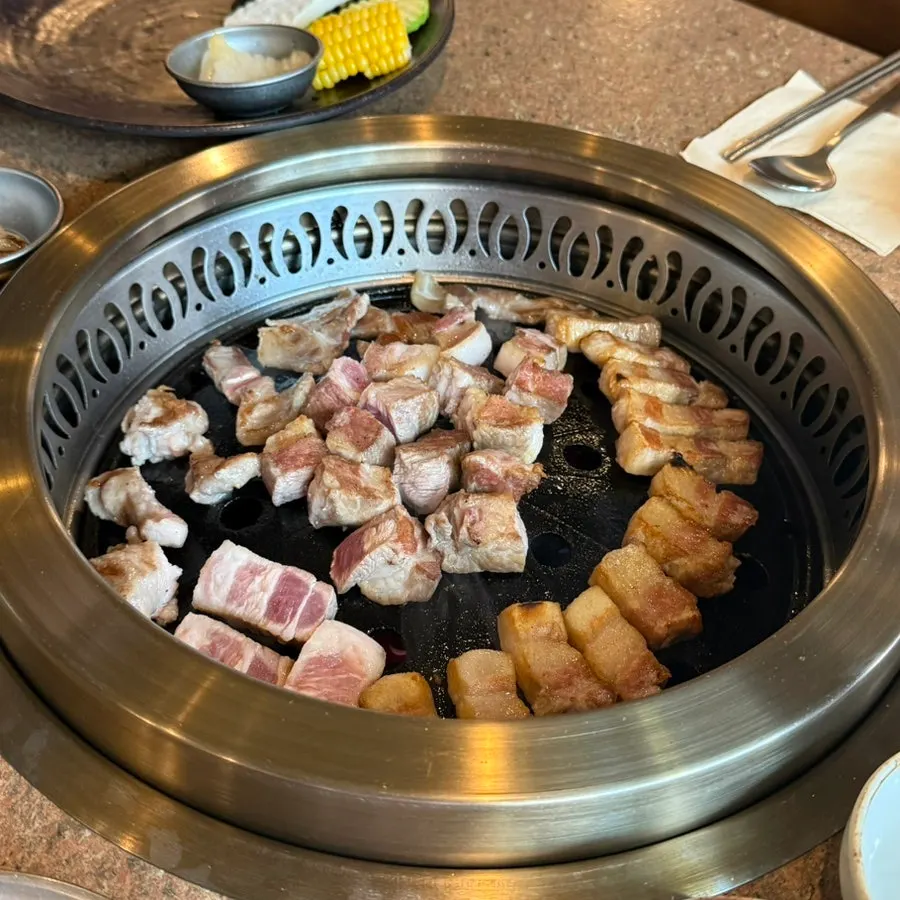 직원이 고기를 굽는 그릴링 서비스