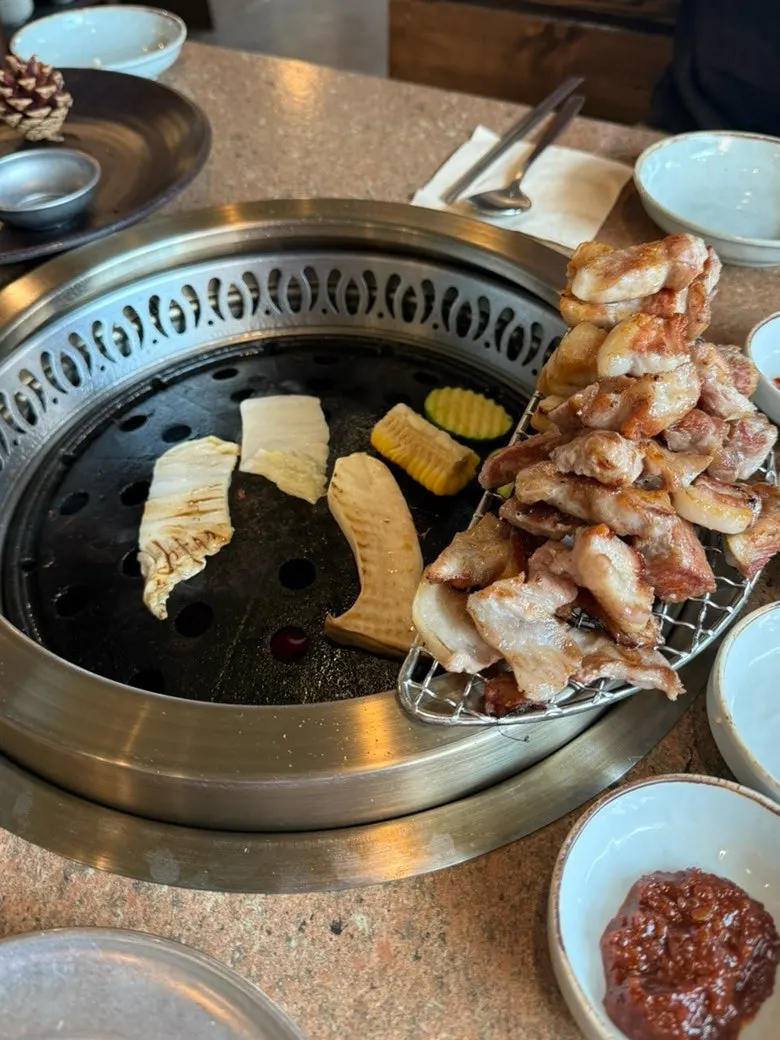 노릇하게 구워지는 숙성 돼지고기