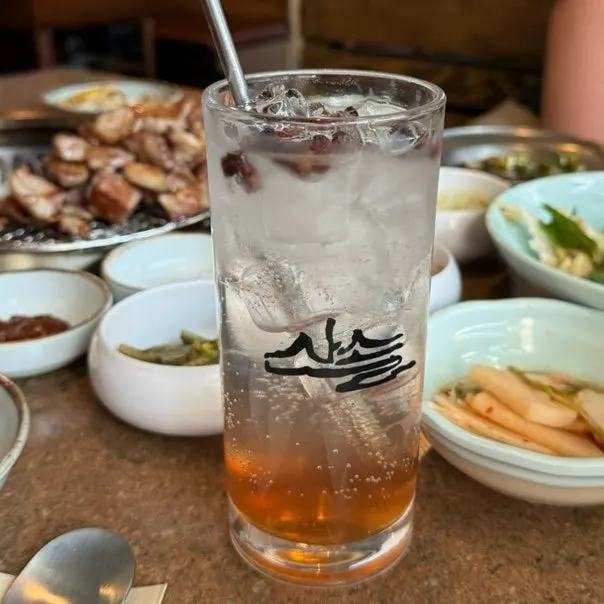 숙성삼겹살과 꼬들살 식사 장면