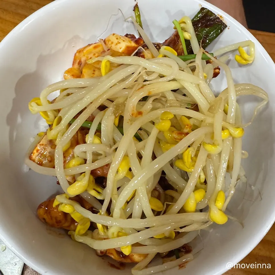 Mixing the octopus stir-fry with rice