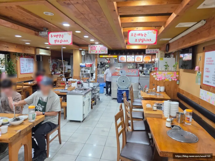 Interior of Sinsappeollakji with 4-person tables