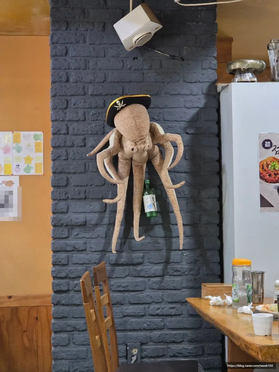 Restaurant interior with customers during lunch hour