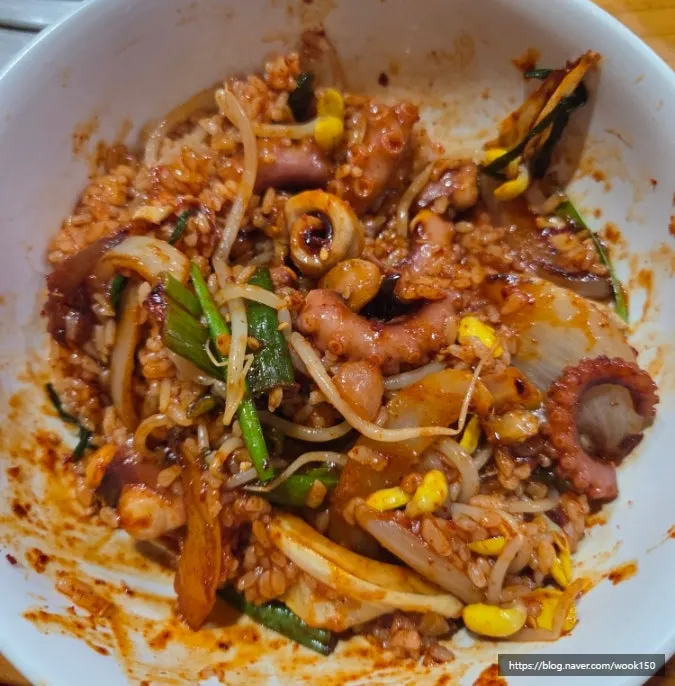 Nakji-deopbap mixed with rice and bean sprouts