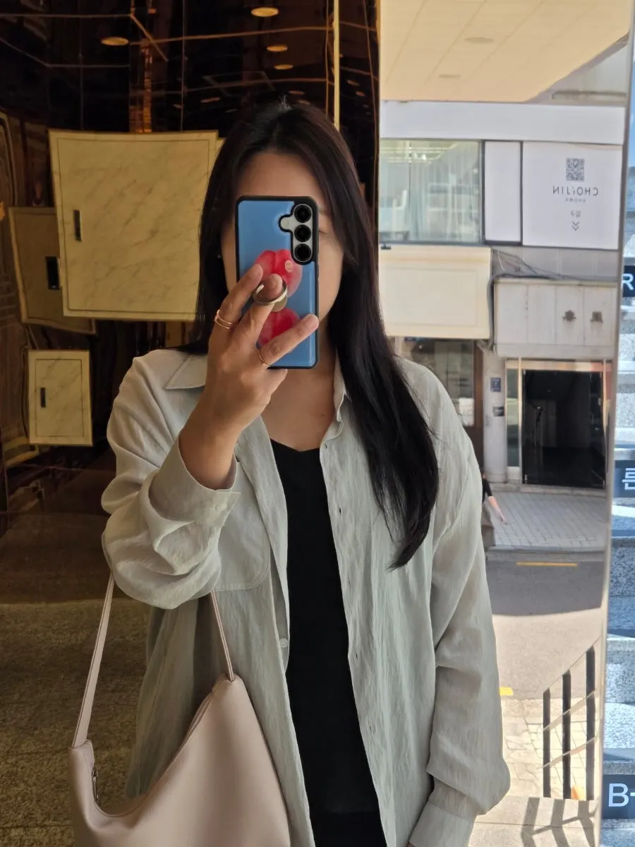 헤어샵 계단 앞 거울에서 찍은 사진