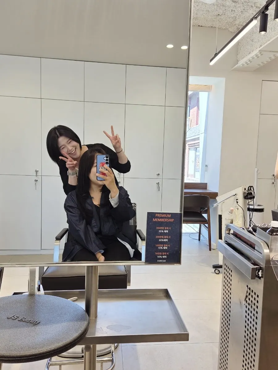 디자이너와 함께 찍은 기념 사진