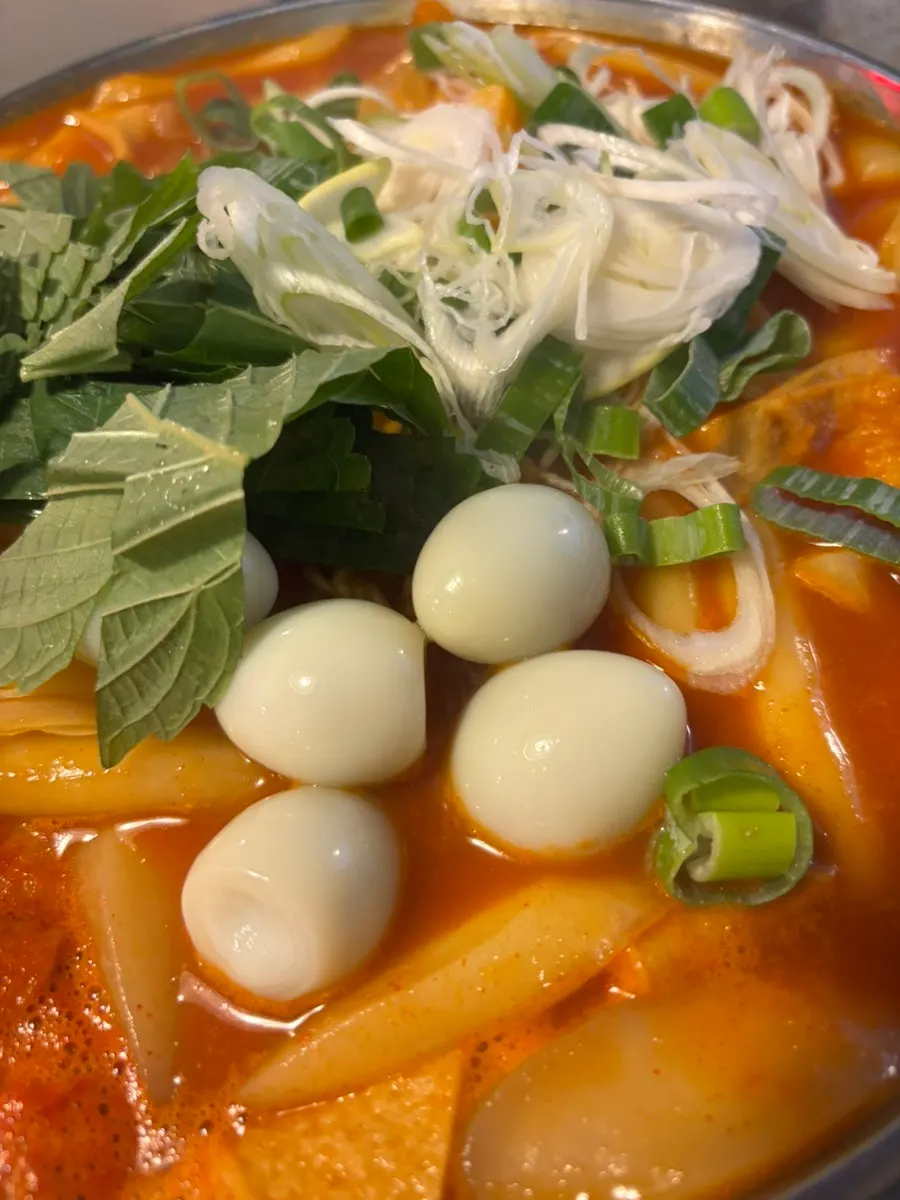 라면과 쫄면 사리가 든 즉석 떡볶이