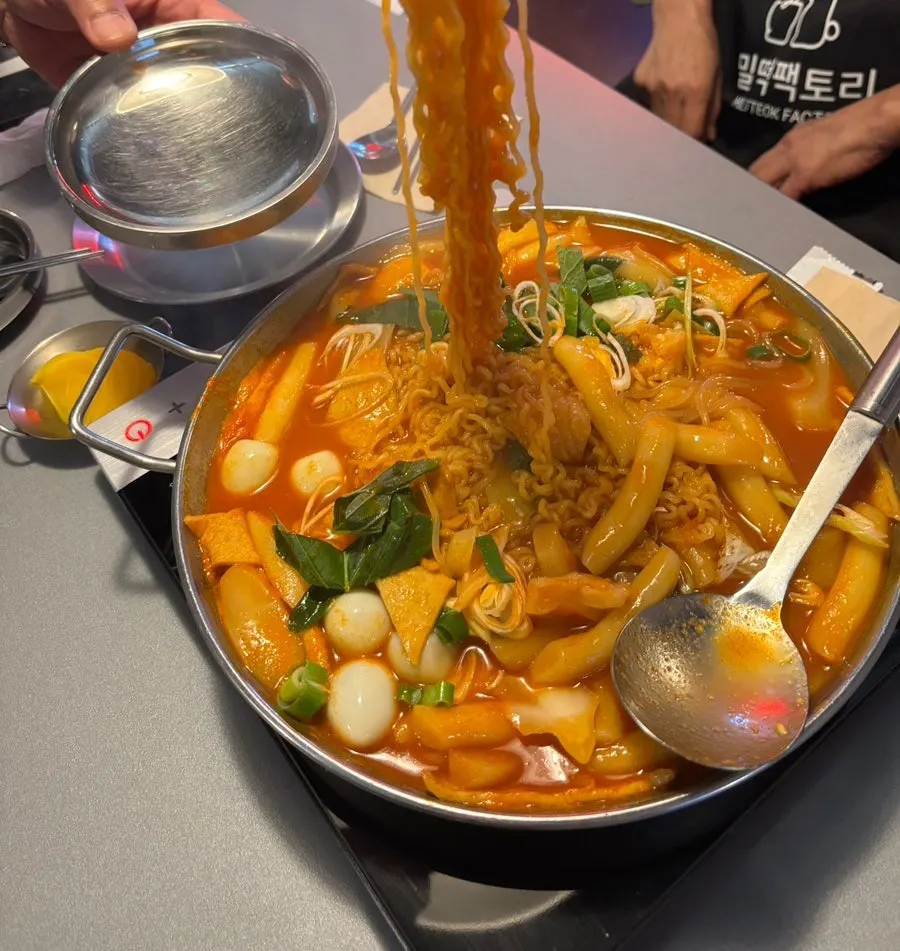 매운맛 조절이 가능한 레드 떡볶이