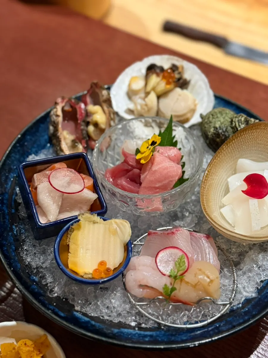 雰囲気の良い居酒屋での食事風景