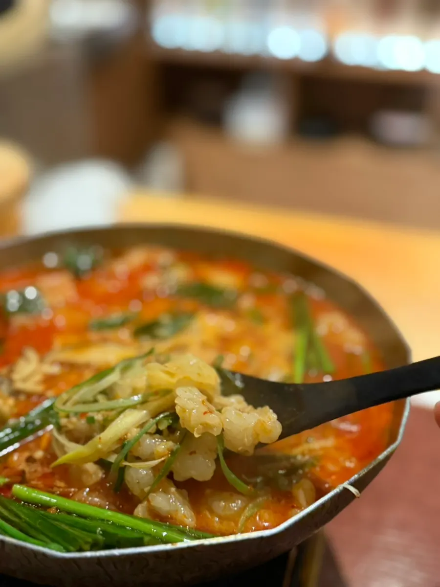 ホルモンと野菜を添えた鍋