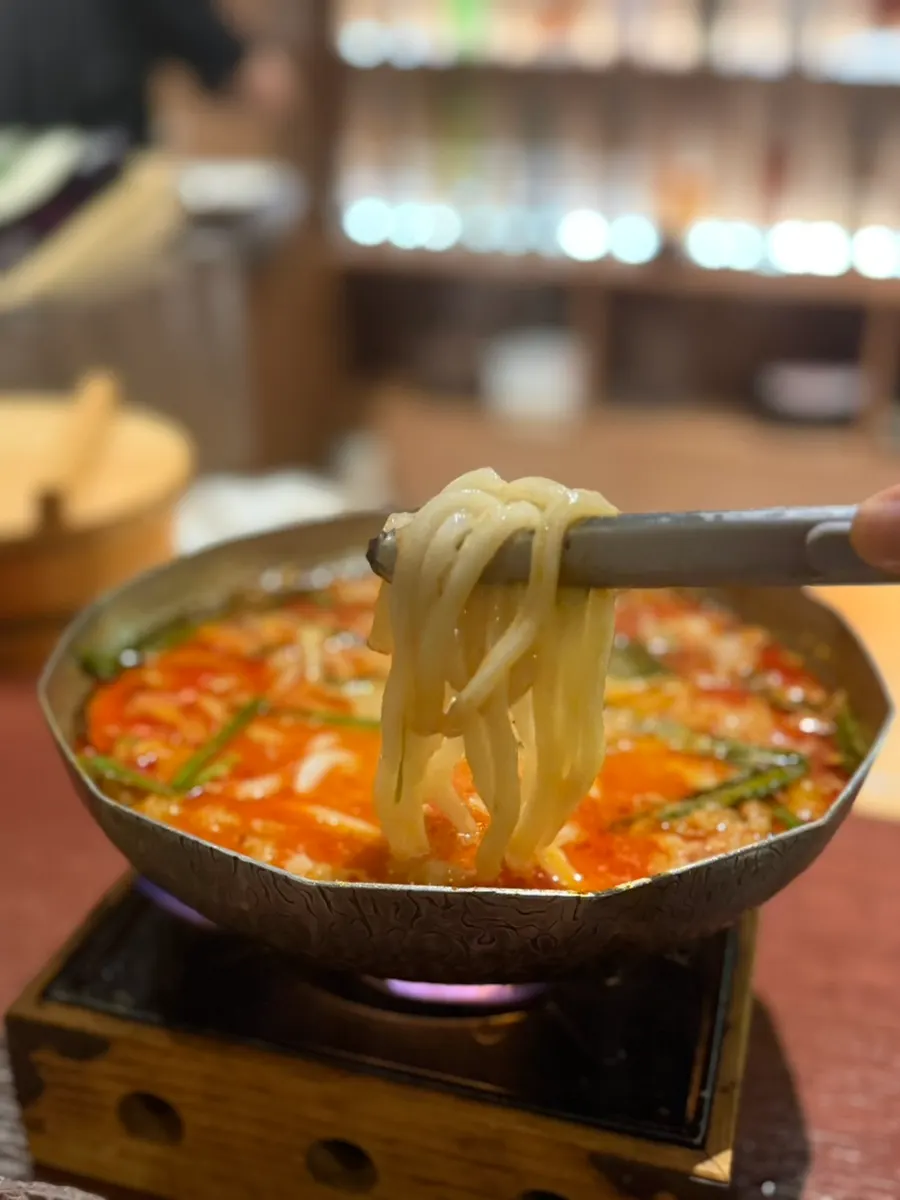 ホルモンと野菜を添えた鍋