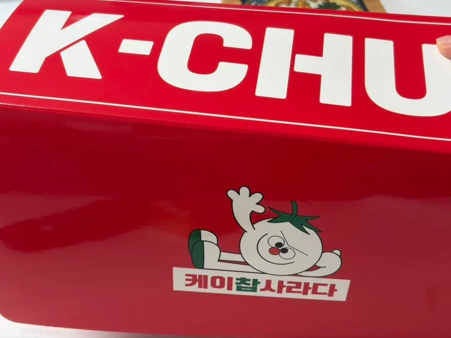 봉투와 종이상자에 담은 사라다빵