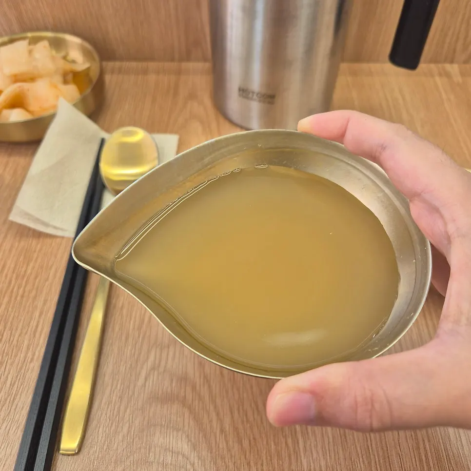 한쪽이 뾰족한 그릇에 담겨 나온 차가운 육수