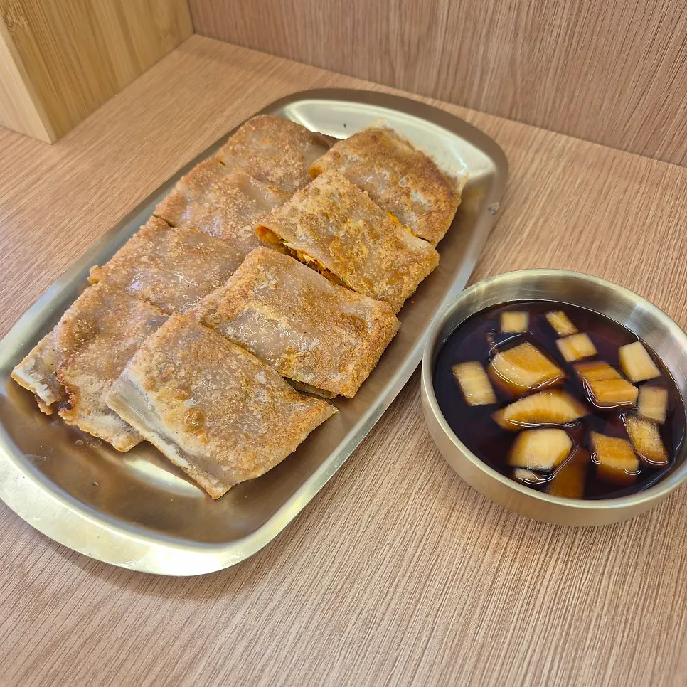 양파간장소스와 함께 나온 메밀전병