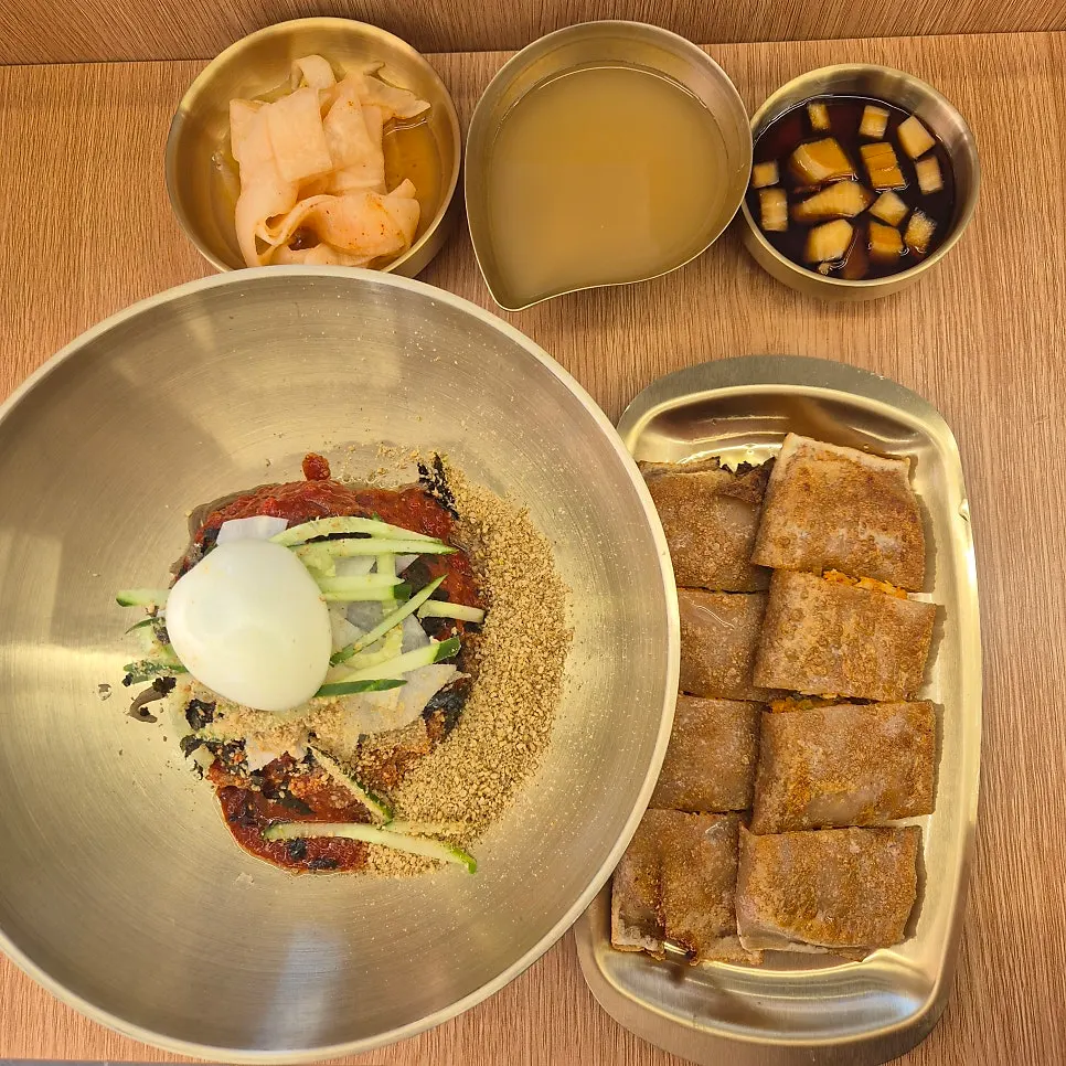 참기름비빔막국수와 메밀전병 한상 차림