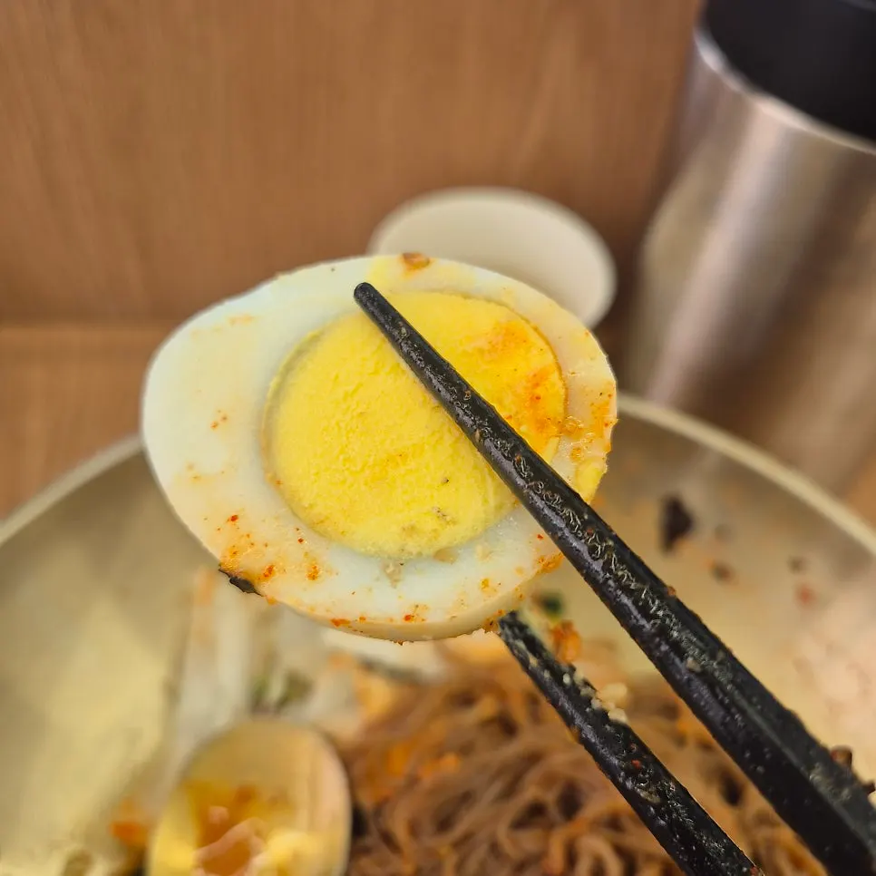 막국수 위에 올라간 삶은 계란