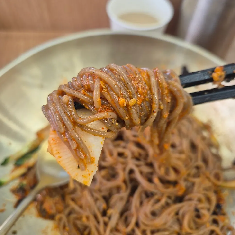 육수를 둘러 비빈 참기름비빔막국수 면발