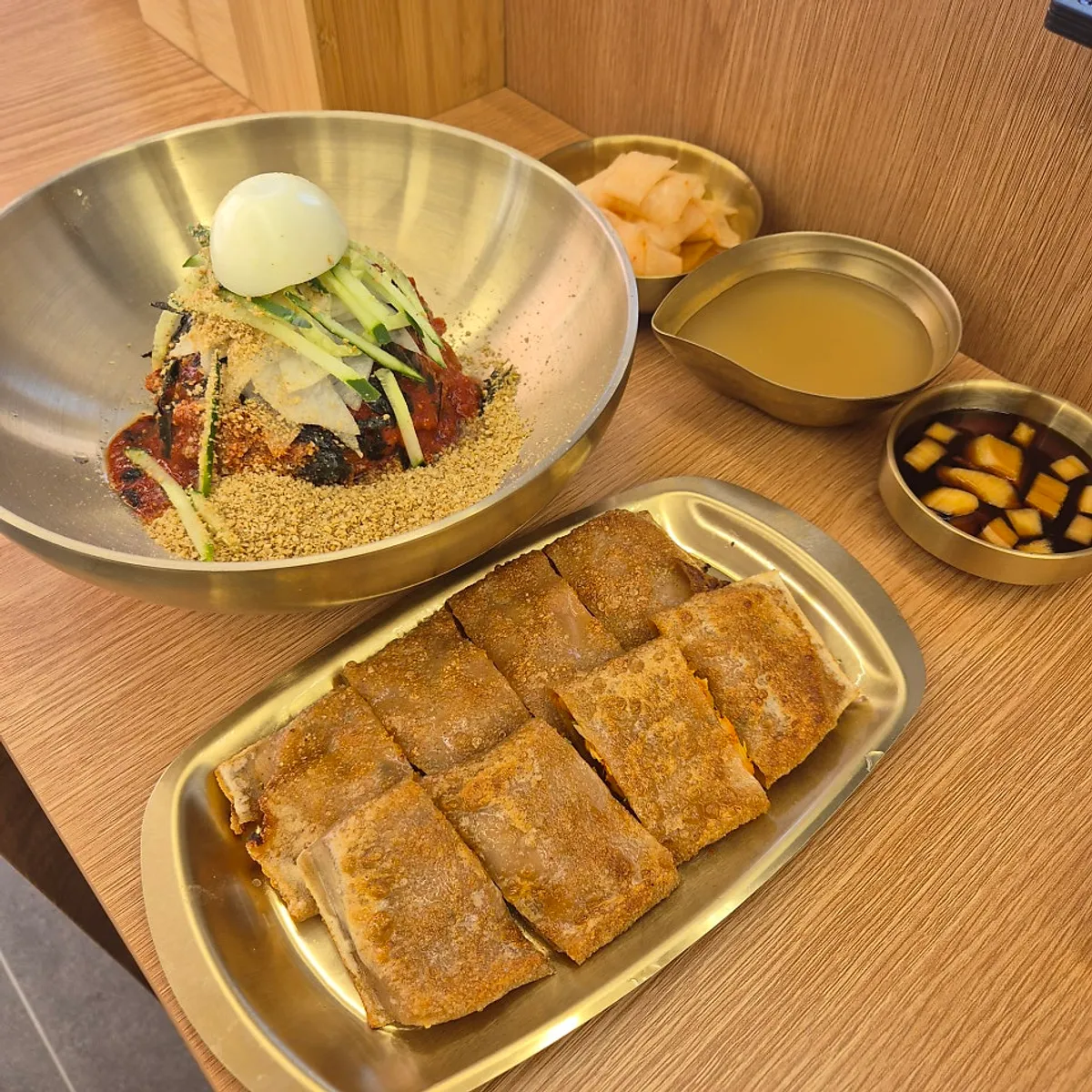 깨끗하게 비운 막국수 그릇