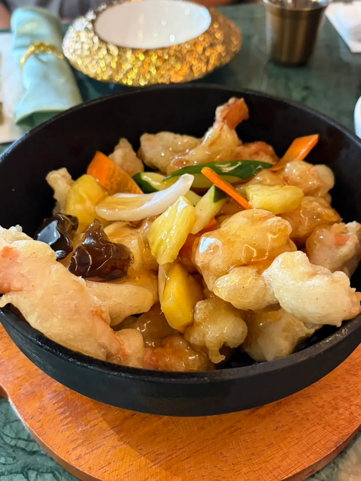 돌솥에 담겨 나온 삼신 도쿄 탕수육