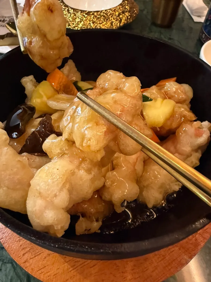탕수육에 소스를 부어주는 서빙 장면
