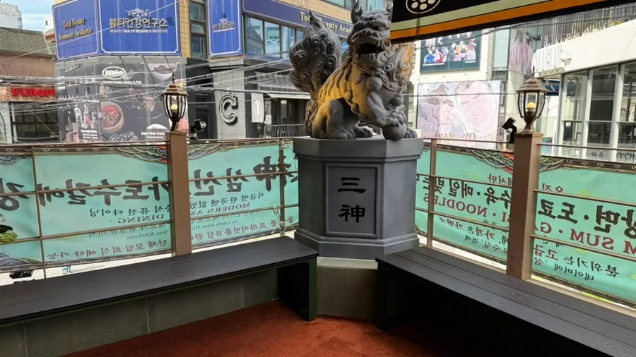 삼신 가로수길점 2층 입구와 대기석