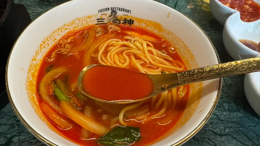 코스 식사로 제공되는 누들 메뉴