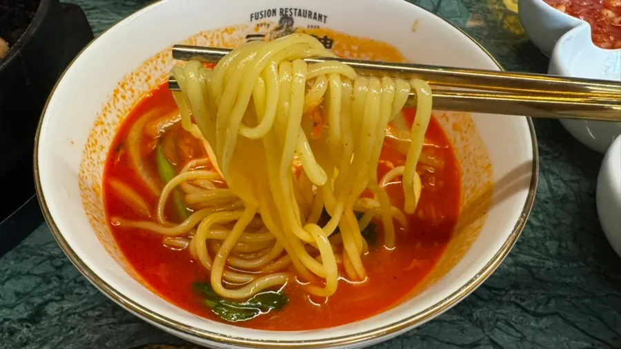 불맛 국물과 야채가 든 짬뽕