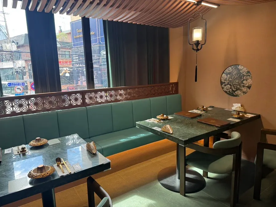 삼신 가로수길점 룸과 테이블