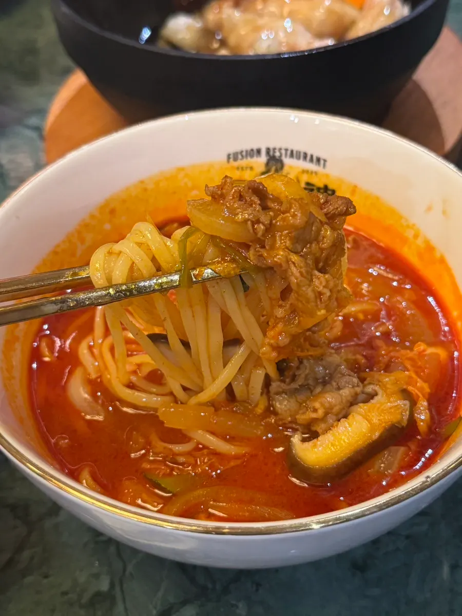 많이 맵지 않은 고기 짬뽕