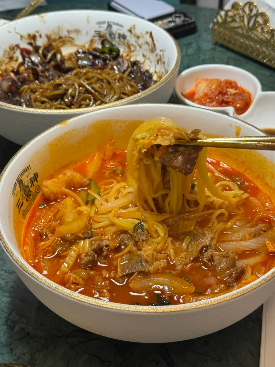 Noodles and broth of the tebanaka meat jjamppong