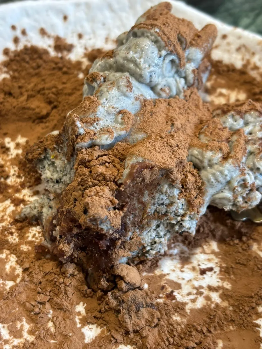 Samsin-sang Cake topped with tiramisu powder