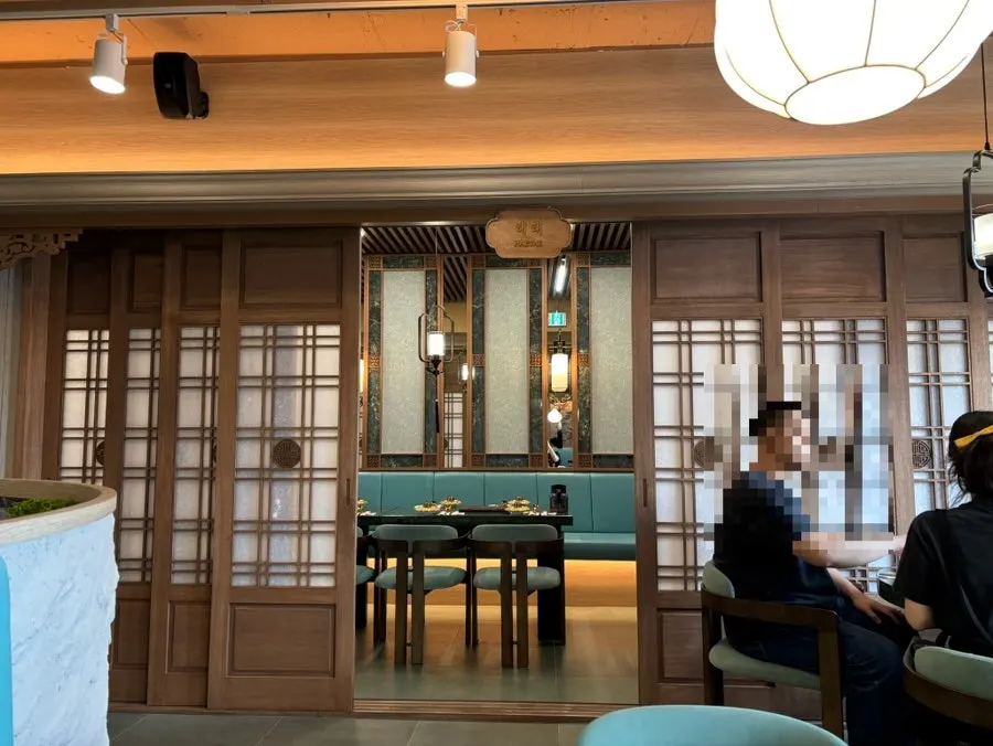 Restaurant visited by families, friends, and couples